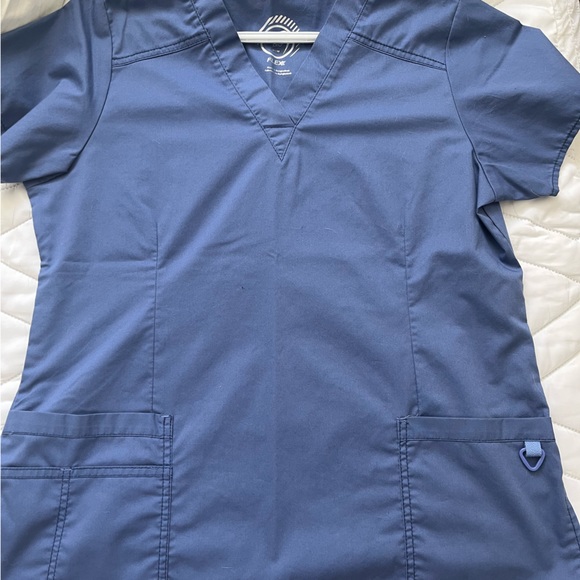 SCRUBLETICS SIZE MEDIUM Scrub Top - Picture 1 of 2